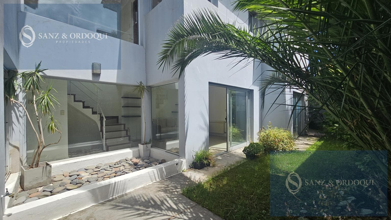 Casa en La Perla · 5 amb con jardín y cochera triple